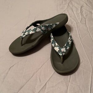 CROCS Gray Floral Slides